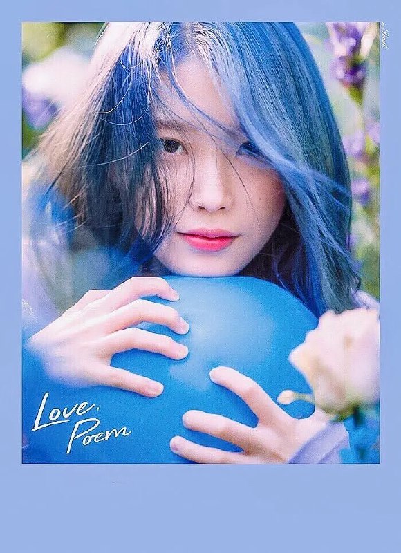 名称：李知恩 Love, poem 巡回演唱会首尔站 (2019)描述：“在这种时候，我们必须更加相爱