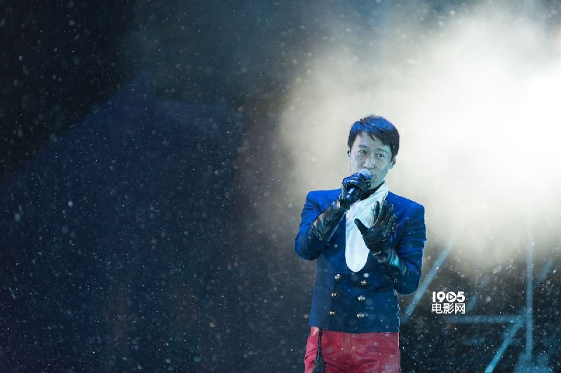 名称：黎明30周年 Random Love Songs 4D in Live 2016 香港演唱會 (2016)描述：「黎明Leon 30th Anniversary Random Love Songs 4D in live 2016」演唱会，以高成本搭建全天候恒温帐幕主馆，让全场4500位观众进击式感受4D视、听、体感效果配合创意科技舞台效果，势必要带给大家一个不一样的演唱会体验