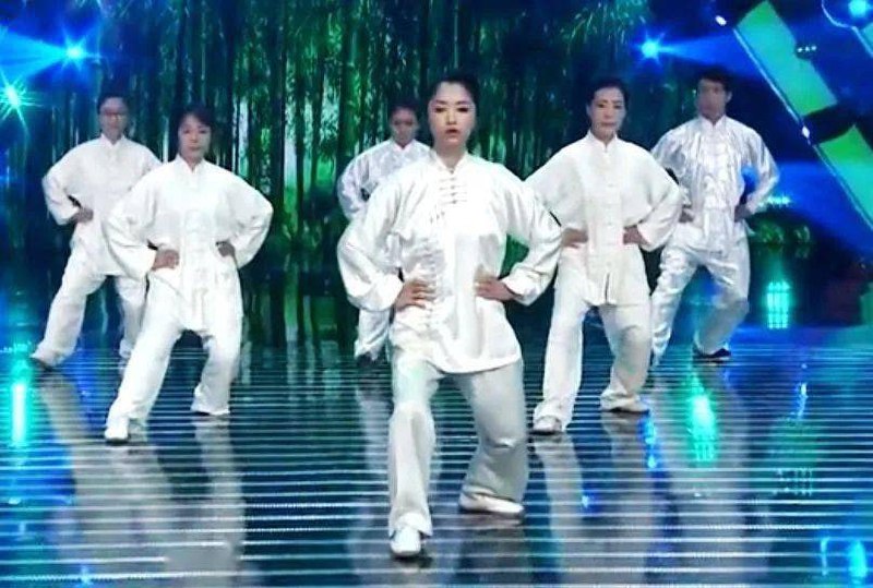 名称：邱慧芳：二十四式简化太极拳第1-2式描述：邱慧芳为中国优秀武术运动员，著名世界太极拳冠军，其人拳合一，淡定自然，松静洒脱的风格深受国内外广大太极拳习练者的喜爱