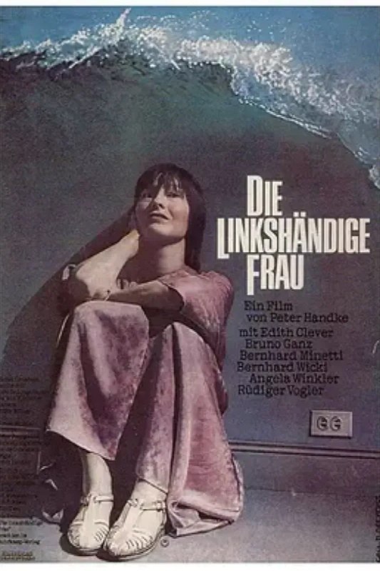 名称：左撇子女人 Die linkshändige Frau描述：寂寞，是火車疾駛而過的風景顫動，也是火爐散發的灼熱觸感；一景一物，在慕勒的固定鏡頭、精準構圖與鬱蒼色調下，瀰漫沉重孤寂感，映照瑪莉安的內心世界