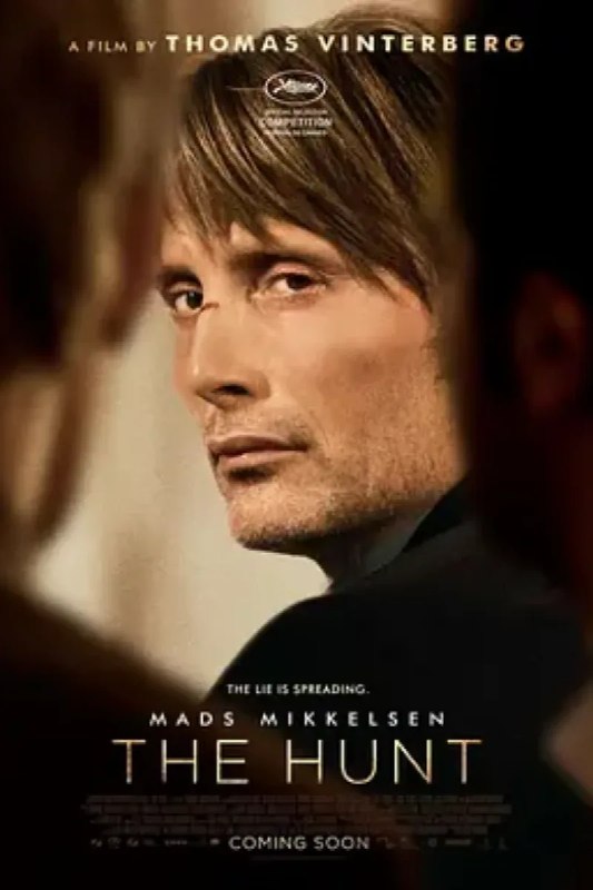 名称：狩猎 Jagten描述：刚刚和妻子离婚的卢卡斯（麦斯·米科尔森 Mads Mikkelsen 饰）目前在一家托儿所工作，心地善良个性温和的他很快就受到了同事和孩子们的喜爱，其中，一个名叫卡拉（安妮卡·韦德科普 Annika Wedderkopp 饰）的早熟女孩对卢卡斯尤为的亲近