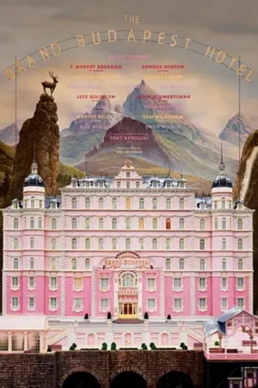 名称：布达佩斯大饭店 The Grand Budapest Hotel描述：故事要从一位无名作家（裘德·洛 Jude Law 饰）说起，为了专心创作，他来到了名为“布达佩斯”的饭店，在这里，作家遇见了饭店的主人穆斯塔法（F·莫里·亚伯拉罕 F. Murray Abraham 饰），穆斯塔法邀请作家共进晚餐，席间，他向作家讲述了这座饱经风雨的大饭店的前世今生