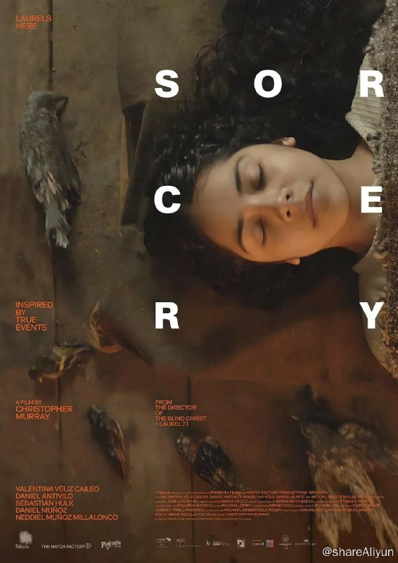 名称：巫蛊之术 Brujería (2023) 中字描述：19世纪后期，在奇洛岛的偏远岛屿上，一个名叫Rosa的土著女孩与父亲一起在农场里与父亲一起工作
