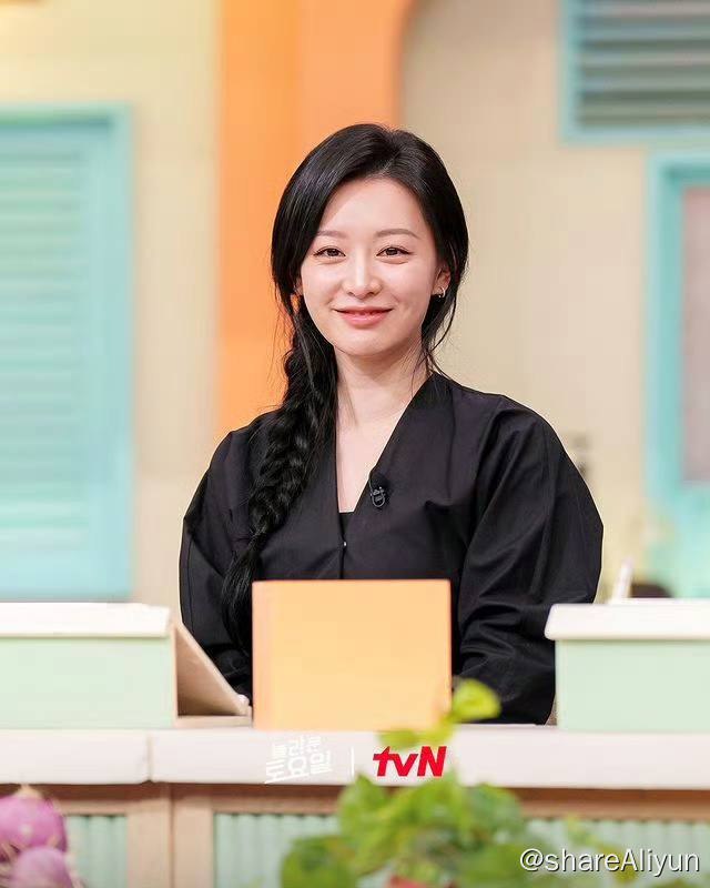 名称：惊人的星期六E307/金智媛/眼泪女王描述：这是一档结合音乐＋美食＋答题的新综艺