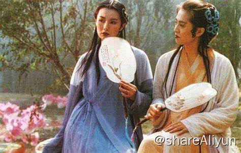 名称：Q-青蛇.Green.Snake.1993描述：南宋是一个人妖难分的时期，法海和尚（赵文卓 饰）到处收服妖精，也扰乱了在西湖底修炼的白青二蛇