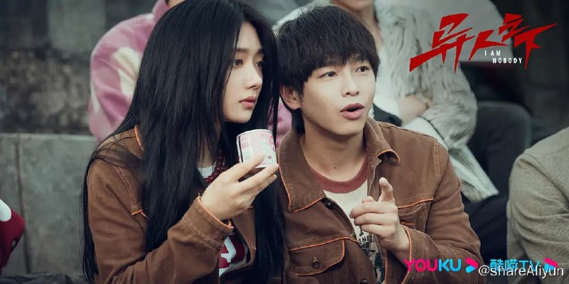 名称：异人之下 第一季 (2023)  真人版描述：平凡少年张楚岚（彭昱畅 饰）因爷爷尸体的离奇失踪，被卷入前所未见的“异人”世界之中，面对“全性”突如其来的追杀、神秘少女冯宝宝（王影璐 饰）的突然闯入，张楚岚决心不再隐藏异能