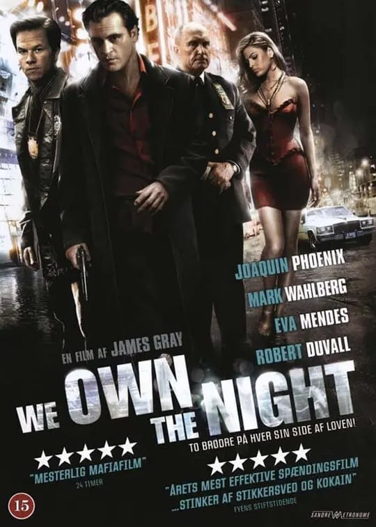 名称：我们拥有夜晚 We Own the Night (2007)描述：1988年的纽约布鲁克林，鲍比(Joaquin Phoenix 饰)为俄罗斯商人巴斯哈耶夫打理着一家大型俱乐部，女友阿曼达(Eva Mendes 饰)与他互相深爱，事业与爱情颇为顺意，但是鲍比的家庭却让他感到抗拒，身为纽约警察局长的父亲和新近荣升缉毒组队长的哥哥约瑟夫(Mark Wahlberg 饰)所处的职业环境令鲍比厌烦难耐