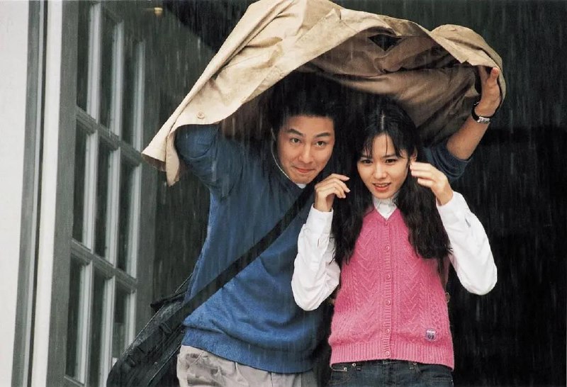名称：【内嵌特效字幕系列】33.假如爱有天意.2003.H264.1080P.韩语.简中特效字幕描述：2003年的大学生梓希一天收拾房间，无意中发现一个神秘的箱子，里面满载着母亲珠喜留下的情书，在阅读中她重温着母亲的初恋回忆
