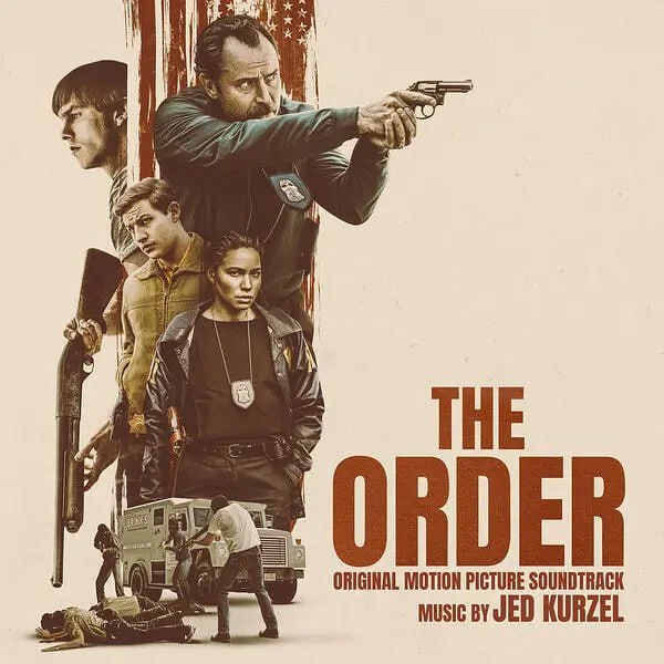 名称：秩序信条 The Order (2024)描述：故事设定在1983年，一系列日益暴力的银行抢劫、伪造假币和运钞车抢劫案让整个太平洋西北地区的社区陷入恐惧，百思不得其解的执法人员争先恐后地寻找答案