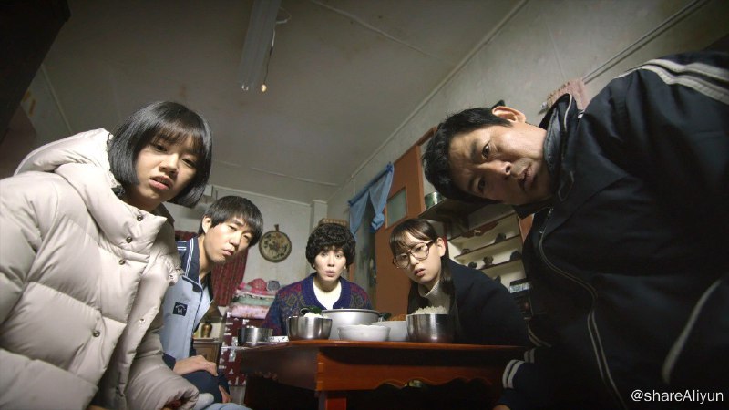 名称：q-请回答1998描述：故事以1988年汉城（今首尔）奥运会为故事背景，讲述住在首尔市道峰区双门洞的五个家庭的故事，这五个家庭的孩子中，都生于1971年的德善、善宇、东龙、崔泽、正焕，是从小一起长大的好朋友，1988年正处于他们18岁的青春年华，他们有共同的兴趣，还有共同崇拜的偶像，在这五个男女中也有暧昧的男女情愫，在那个纯真的年代，他们共谱了许多美好的记忆