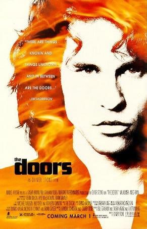 名称：大门 The Doors (1991)描述：本片忠实地记述了1960年代美国迷幻摇滚代表乐队——大门乐队的灵魂主唱吉姆·莫里森(方·基默 Val Kilmer饰)从成名到自我毁灭的一生