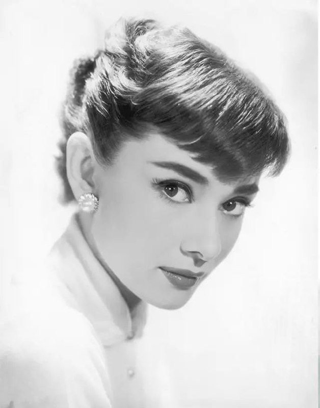 名称：《奥黛丽·赫本》合集23部描述：01：罗马假日02：龙凤配03：战争与和平04：甜姐儿05：黄昏之恋06：翠谷香魂07：修女传08：恩怨有情天09：蒂凡尼的早餐10：双姝怨11：谜中谜12：巴黎假期13：窈窕淑女14：偷龙转凤15：丽人16：盲女惊魂记17：罗宾与玛莉安18：朱门血痕19：哄堂大笑20：直到永远21：拉凡德山的暴徒22：奥黛丽赫本的故23：人间天使：永远的奥黛利赫本链接：