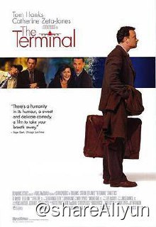 名称：No.127 幸福终点站 2004描述：为了完成父亲的心愿，维克多（汤姆•汉克斯 Tom Hanks 饰）从故国乘坐飞机前往美国肯尼迪机场，但戏剧性的事情发生了：他被告知祖国发生政变，而他的身份证护照一一失效，同时他的签证也无法再使用