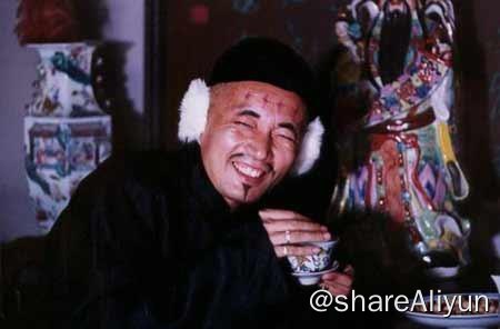 名称：J-甲方乙方 蓝光原盘REMUX [内封简英双字]描述：四个年轻人姚远(葛优饰)，周北雁(刘蓓饰)，钱康(冯小刚饰)，梁子(何冰饰)是一群自由职业者