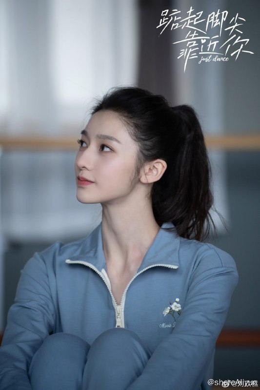 名称：踮起脚尖靠近你 4K [更新至10集]描述：《跳跃的青春》故事发生在顶尖舞蹈学校——海城舞蹈学院，围绕着少男少女们的芭蕾舞蹈梦展开