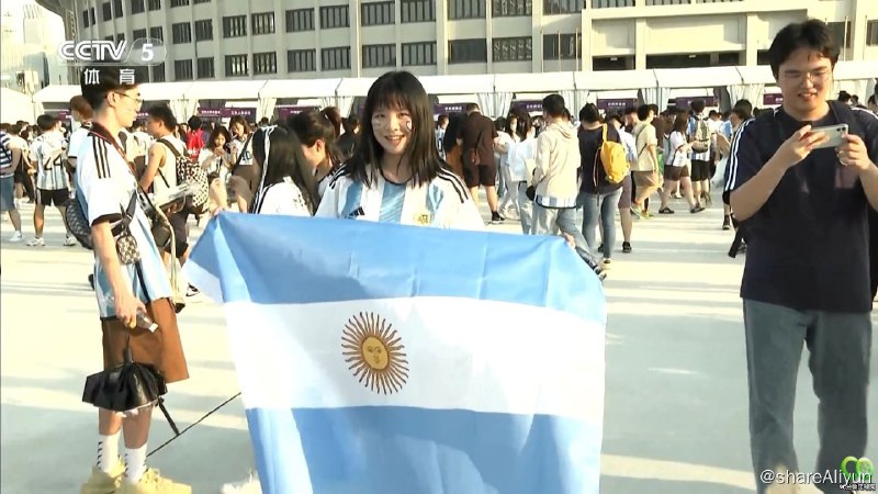 名称：6月19日 天下足球（梅西中国行）1080P（50fps）国语 CCTV5 HD 3.9G MKV描述：【版本信息】+电视台:CCTV5 HD+语言：邵圣懿 马凡舒+容量:   3.9G+封装格式:mkv【视频流信息】+编码格式: V_MPEG4/ISO/AVC+视频码率: 11000 kbps+视频帧率：50 fps+分 辨 率: 1920 x 1080+显示比率: 1.778【音频流信息】+编码格式: MPAL3+音频码率: 320 kbps+声 道 数: 2 channels+采 样 数: 48000 Hz链接：