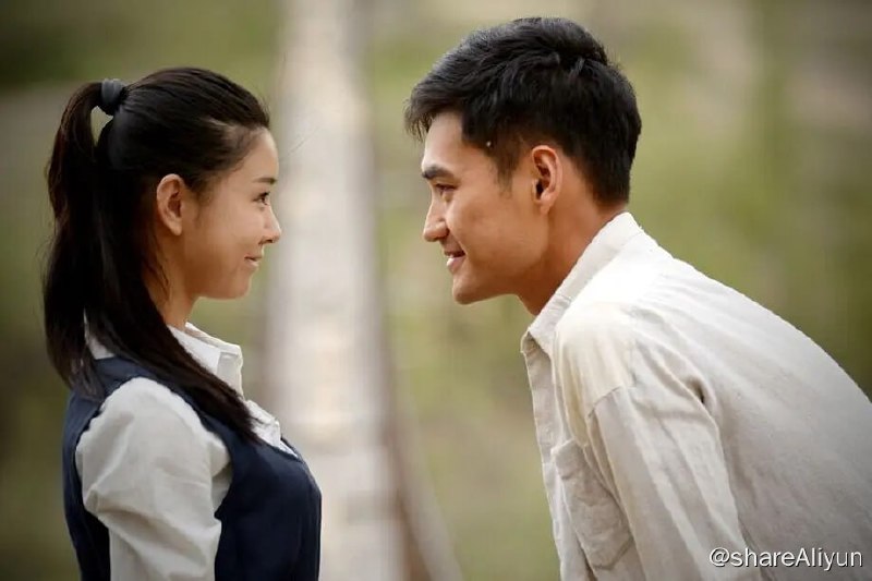 名称：平凡的世界 (2015)描述：这个故事发生在20世纪70年代，文革的余波仍在社会各个角落震荡，无情摧毁着每个人的生活