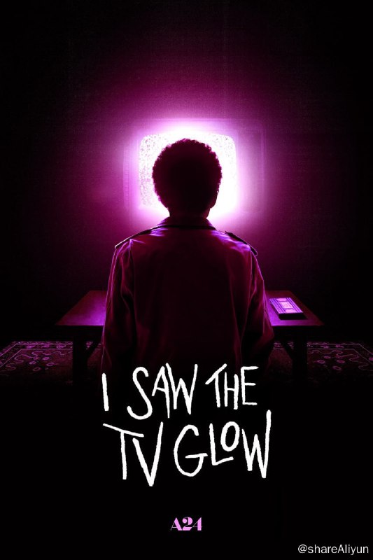 名称：荧屏在发光 (2024) 4K DV.HDR 外挂简中(机翻) 恐怖新片【刮削】描述：欧文（贾斯蒂斯·史密斯 Justice Smith 饰）和麦迪（布里盖特·伦迪·佩恩 Brigette Lundy-Paine 饰）因一档深夜超自然节目而结缘，然而这档节目却神秘地被取消了，在暗淡的电视灯光下，他们对现实的看法开始变得模糊不清