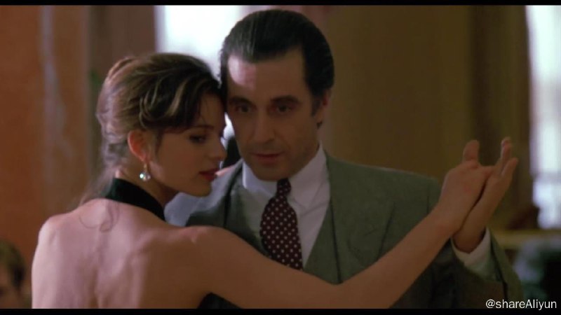 名称：W-闻香识女人（1992）REMUX 外挂中字描述：《闻香识女人》是由马丁·布莱斯特执导，阿尔·帕西诺、克里斯·奥唐纳、加布里埃尔·安瓦尔等主演的剧情片