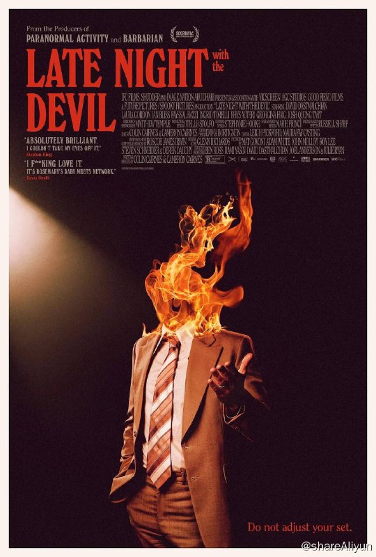 名称：魔鬼深夜秀 4K描述：1977年，一个深夜的电视节目，准备直播招魂，却错误的把恶魔召唤到现场