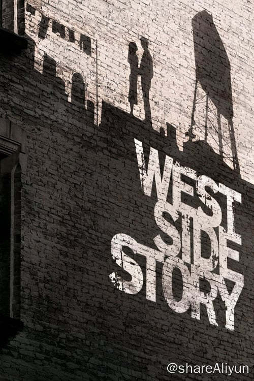 名称：西区故事  (2021)描述：改编自 1957 年的音乐剧，讲述了一段禁忌之恋以及火箭帮和鲨鱼帮这两个不同种族背景的青少年街头帮派之间的竞争故事