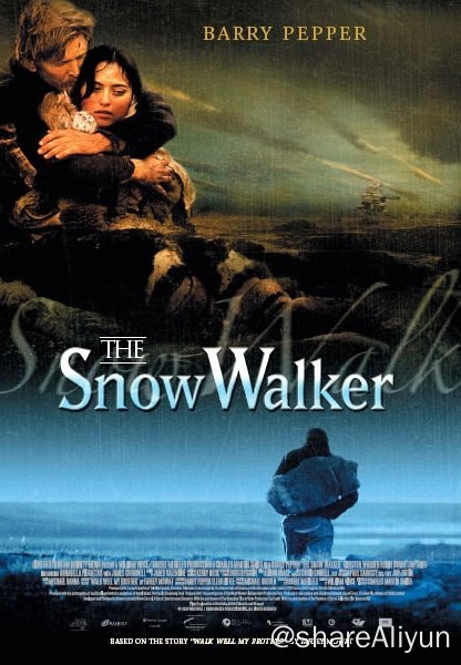 名称：飞机半路没油坠落，一男一女流落北极荒原，2003年高分电影《雪行者》描述：在获得赠与的两个稀有海象牙后，Barry Pepper扮演的飞行员Charles Halliday 运送生病的女孩Kannalaq去医院，途中发生坠机事故Charlie and Kannalaq（由Annabella Piugattuk扮演，这是她第一次露脸）被留在了远离城市的荒野