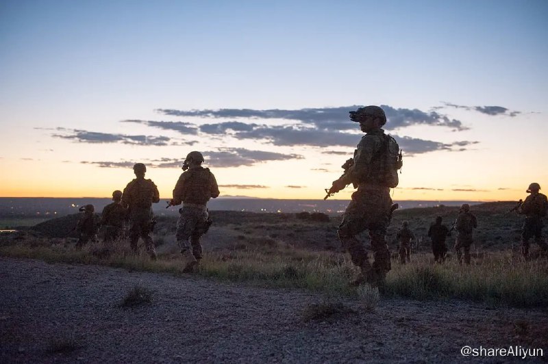 名称：边境杀手 Sicario（2015、2018） 原盘描述：在美国与墨西哥的边界有一块灰色地带，那里是毒贩和杀手们的天堂，他们在此交易火并，完全视法律为无物