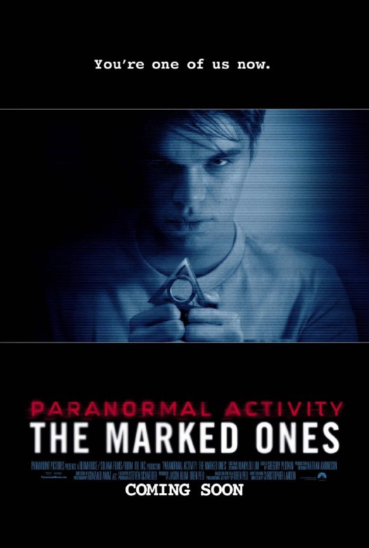 名称：鬼影实录：诅咒 Paranormal Activity：The Marked Ones (2014)描述：2012年，西班牙裔大男孩杰西·艾瑞斯塔(安德鲁•雅各布 Andrew Jacobs 饰)和好友们高中毕业