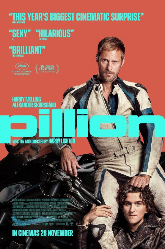 名称：后座 Pillion (2025)描述：弱不禁风的男子Colin(哈利·米尔林 Harry Melling 饰)遇上英俊无比的摩托车俱乐部首领Ray(亚历山大·斯卡斯加德 Alexander Skarsgård 饰)，Ray将Colin收为他的submissive，并带他走近一群古怪的酷儿摩托车手，过程中各种收割童贞