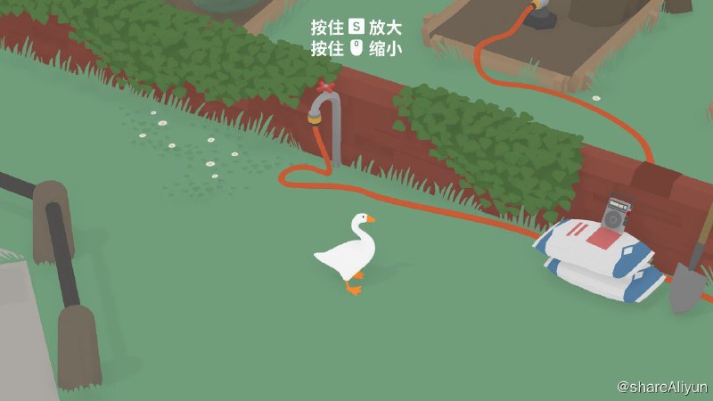 名称：模拟器大鹅描述：《捣蛋鹅》的故事发生在一处和平宁静的农场，在一个阳光明媚的早晨，你扮演一只坏坏大鹅，任务就是跑到人类的房子中制造各种混乱，比如偷园丁的钥匙、把他的工具藏起来、用洒水器给人类洗澡、偷吃食物等