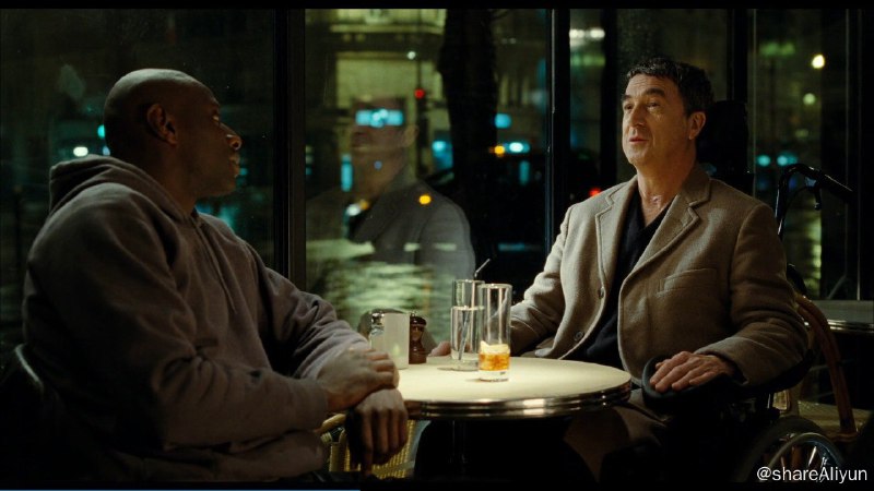 名称：触不可及 美版描述：因为一次跳伞事故，白人富翁菲利普Philippe（弗朗索瓦·克鲁塞 François Cluzet 饰）瘫痪在床，欲招聘一名全职陪护