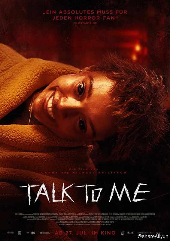 名称：回应我 Talk to Me (2023) 恐怖描述：孤独的少女米娅沉迷于通过陶瓷手召唤灵魂的刺激，但当她面对一个自称是她死去母亲的灵魂时，她释放了一场超自然力量的瘟疫，并努力决定她可以信任谁，是选择活着的人还是死者？链接：
