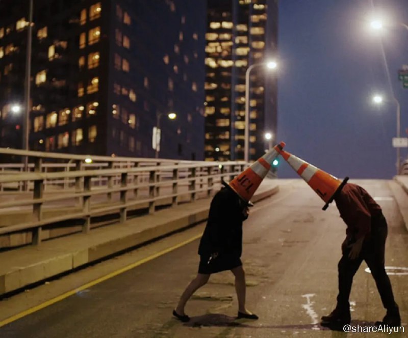 名称：她 Her (2013)描述：《她》是讲述在不远的未来人与人工智能相爱的科幻爱情电影