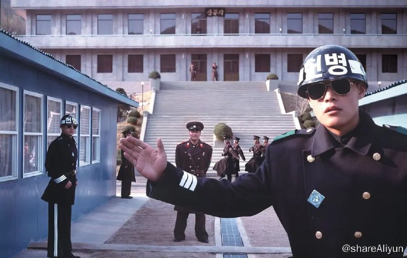 名称：共同警备区 공동경비구역 JSA (2000)描述：板门店边界的共同警备区，一天，哨所里的朝鲜士兵（申河均饰）为来路不明的子弹所杀，引发双方枪战