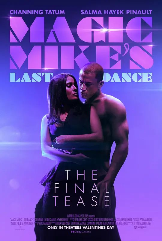 名称：魔力麦克3：最后之舞  Magic Mike's Last Dance  (2023)内含一、二两部描述：曾经的脱衣舞秀台柱“魔力麦克”麦克·莱恩，因为一次交易失败小本生意彻底破产，在一家酒吧当着酒保，遇上了塞尔玛·海耶克饰演的女精英马可桑德拉，受诱惑再一次踏上了舞台——这一次是在伦敦，他们决定带来一场前所未见的大秀