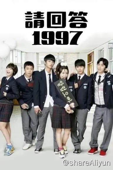 名称：请回答1997(2012)内封简繁 S01全描述：012年7月，釜山广安高中第38届同学会上，任职电视作者10年、已经33岁的程诗源和曾经的朋友们回忆起了充满青春躁动的高中时光