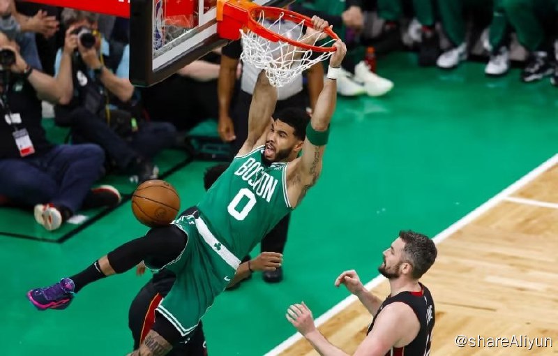 名称：2023.5.26 NBA 季后赛录像回放热火 VS 凯尔特人 G5描述：美国职业篮球联赛（National Basketball Association），简称美职篮（NBA），是由北美30支职业球队组成的男子职业篮球联盟，是美国四大职业体育联盟之一