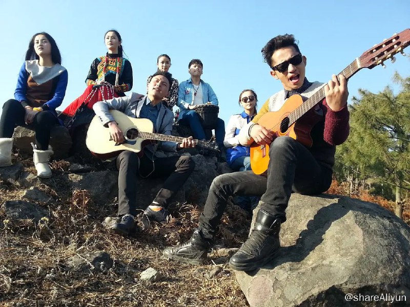 名称：听见凉山 (2013)描述：凉山位于我国四川省的西南部，凉山居住着一个古老而神奇的民族彝族，能歌善舞的彝族人使凉山拥有了“歌舞之乡”的美誉