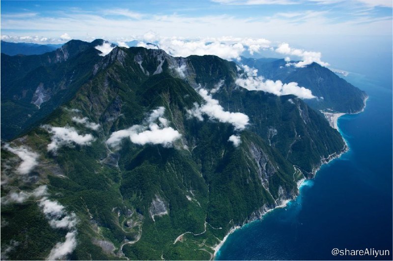 名称：绝美的世界各地美景之旅 4K/2160P描述：中国、阿尔卑斯山、奥地利、冰岛、德国、多洛米蒂山、俄罗斯、绝美夏威夷瓦胡岛、美国、南非、挪威、日本、神奇的苏格兰、土耳其、乌克兰、西班牙、希腊、意大利4K视觉之旅链接：